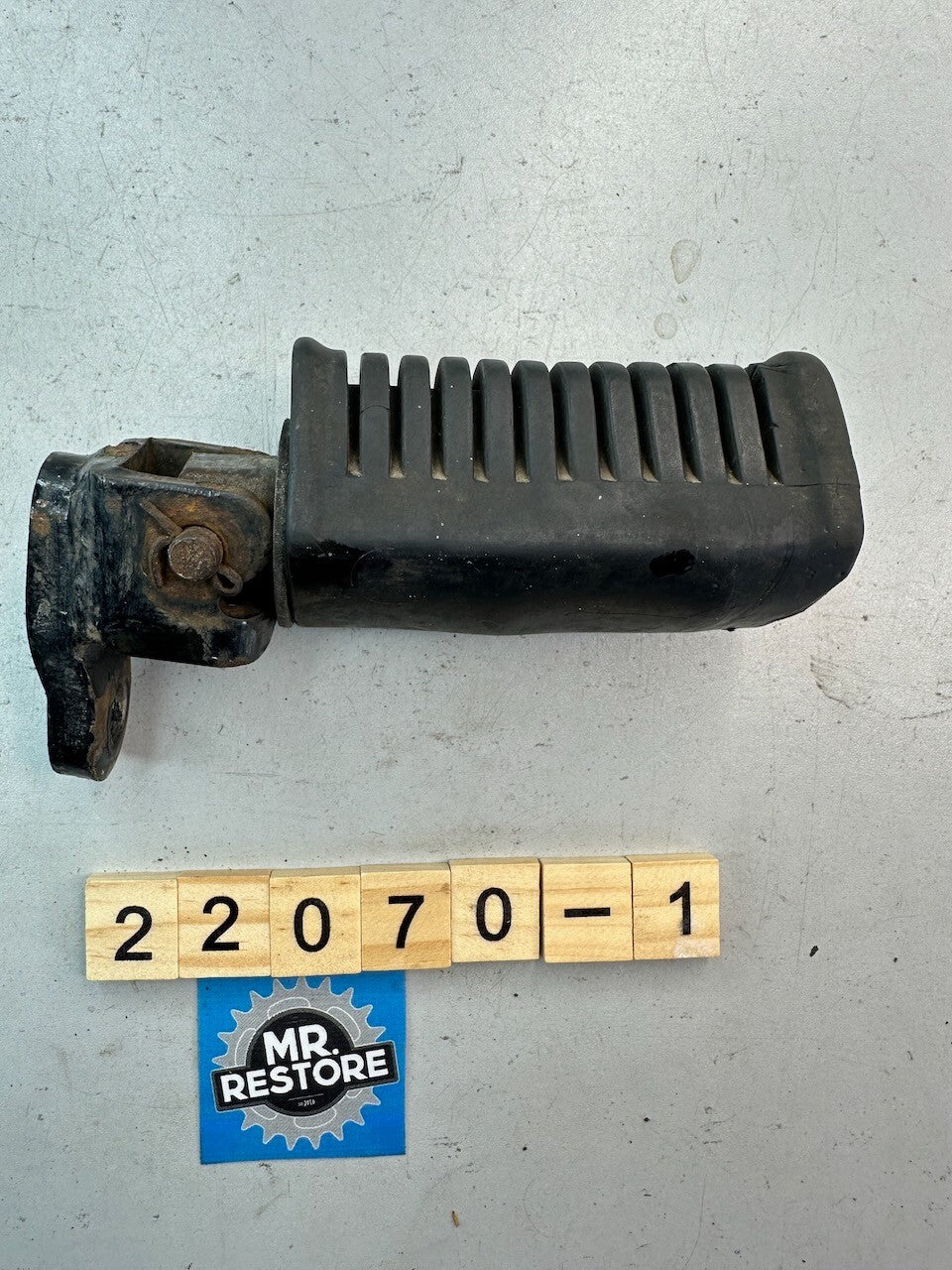 Kawasaki GT550 Z550 Right Riders Foot Rest Peg 34027-1109