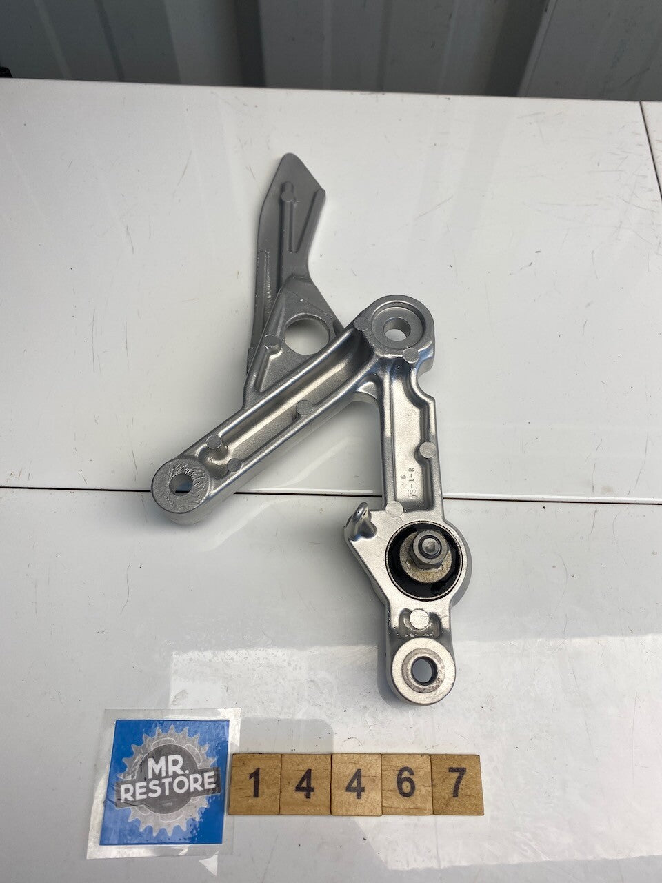 Yamaha TZR250 2MA 1KT R/H Front Rider Footrest Bracket - Vapour Blasted