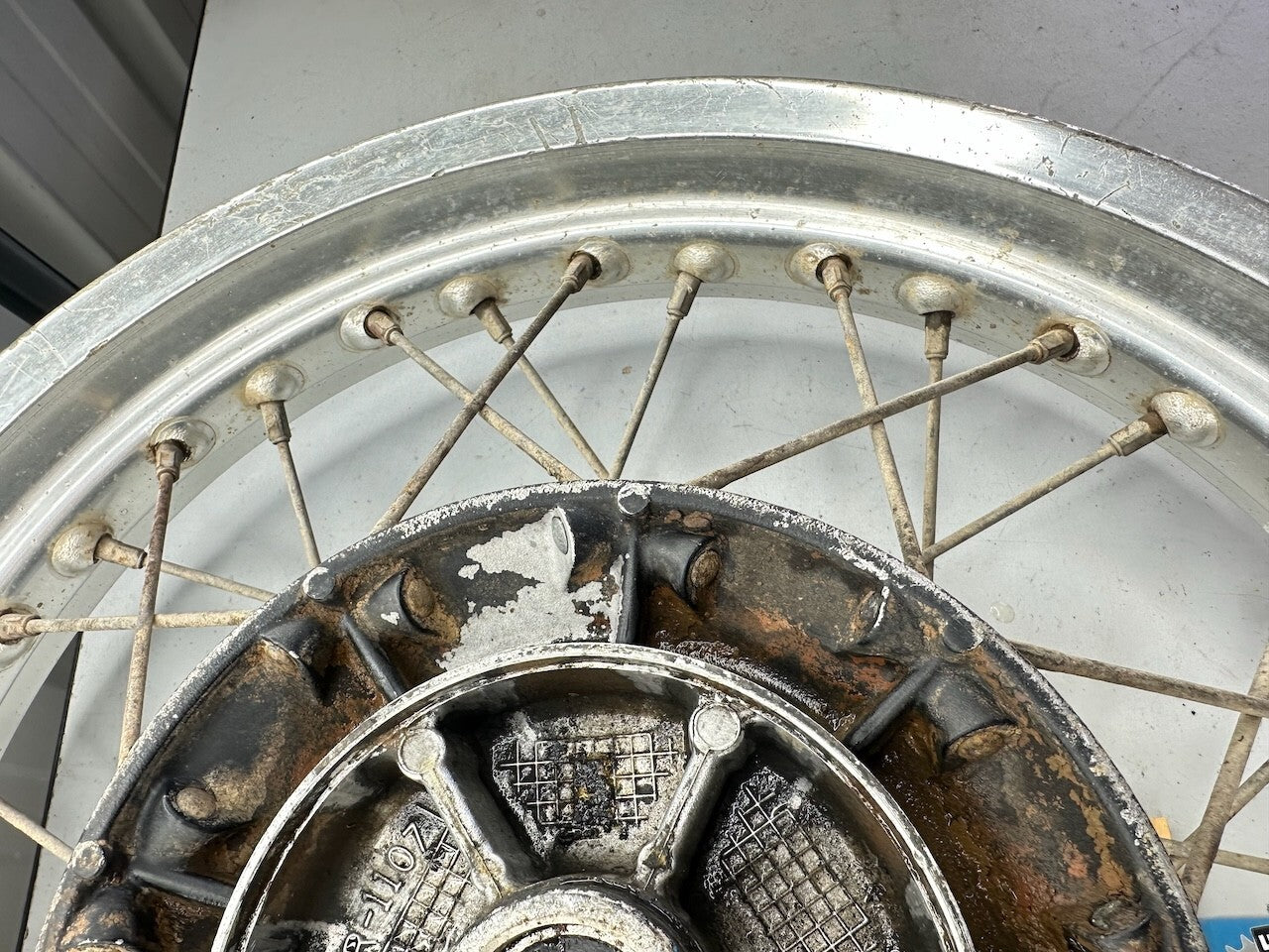 Kawasaki KL600 1984-89 17x2.50 Rear Wheel Hub & Rim - 41034-1107