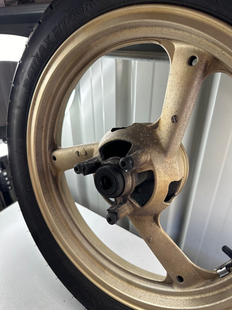 Yamaha TZR250 1KT 2MA Rear Wheel in Original Gold Anodising 2.50 x 17 (R-46)