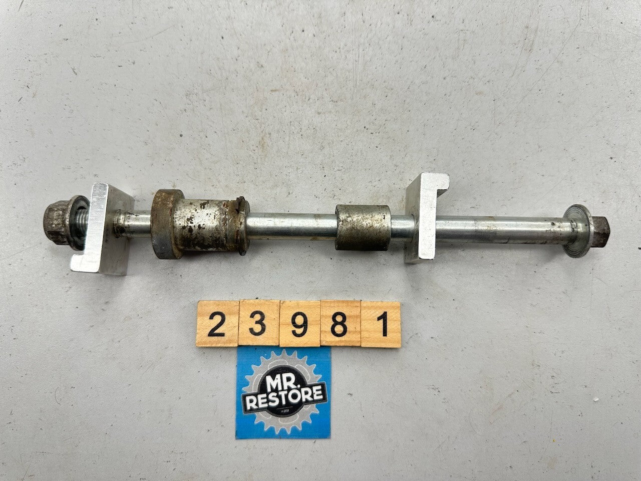 Thumpstar Hunge 10 110 - Rear Wheel Axle & Spacers