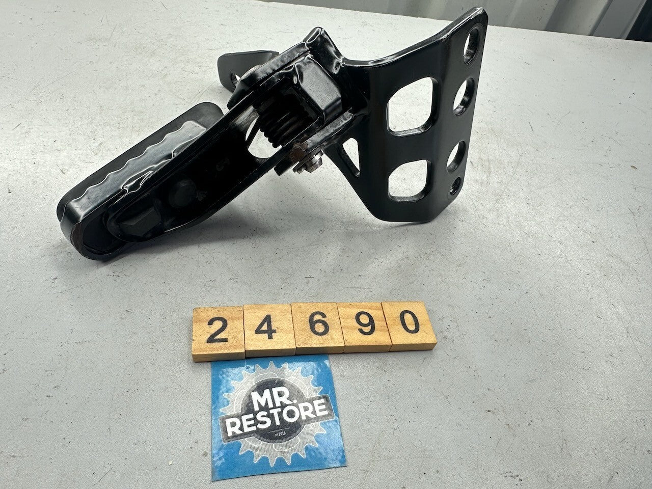 BMW G650GS F650GS Right Riders Foot Rest Peg & Bracket 46717650294  46717654664