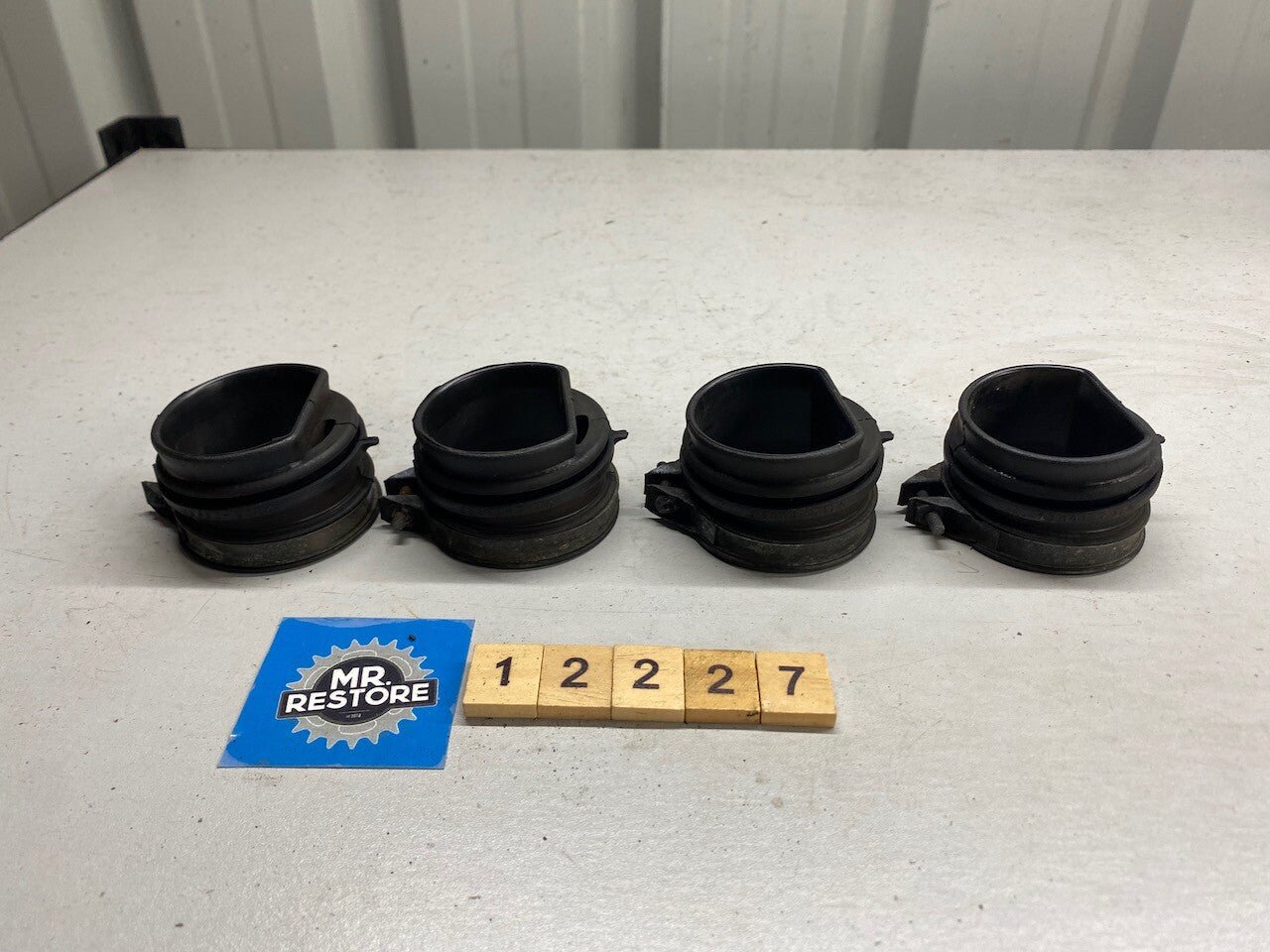 Suzuki RF900 Carb Holders & Clips (set) 13881-31E00 09402-58208