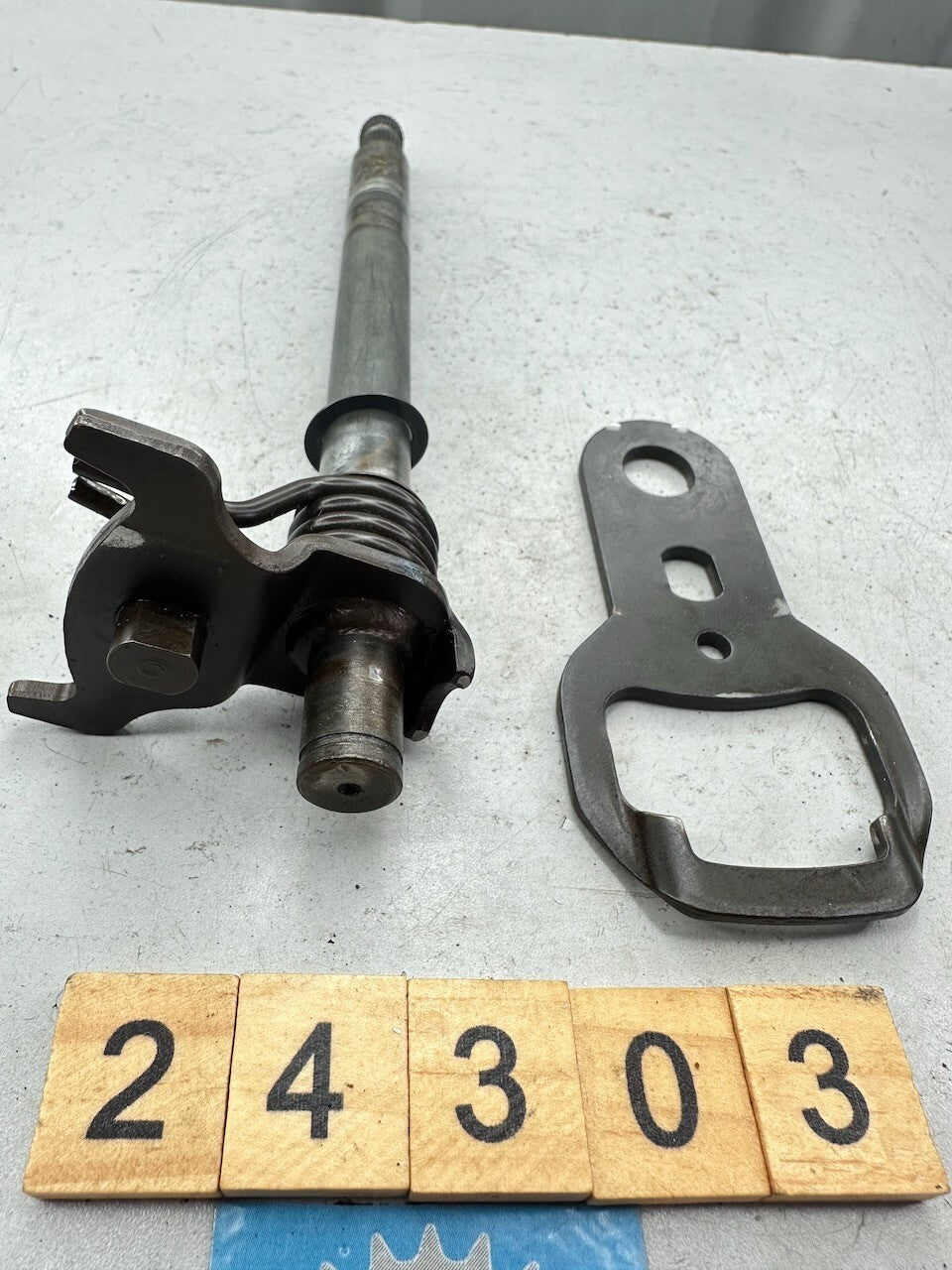 Honda XL185 XL125 XR200 XR185 Gear Shift Spindle 24610-437  24610-437-000