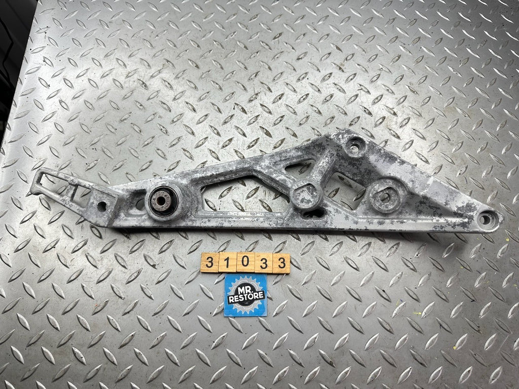 Yamaha RZ500 RD500LC RZV500R Right Footrest Foot Peg Bracket 47X-27443-00