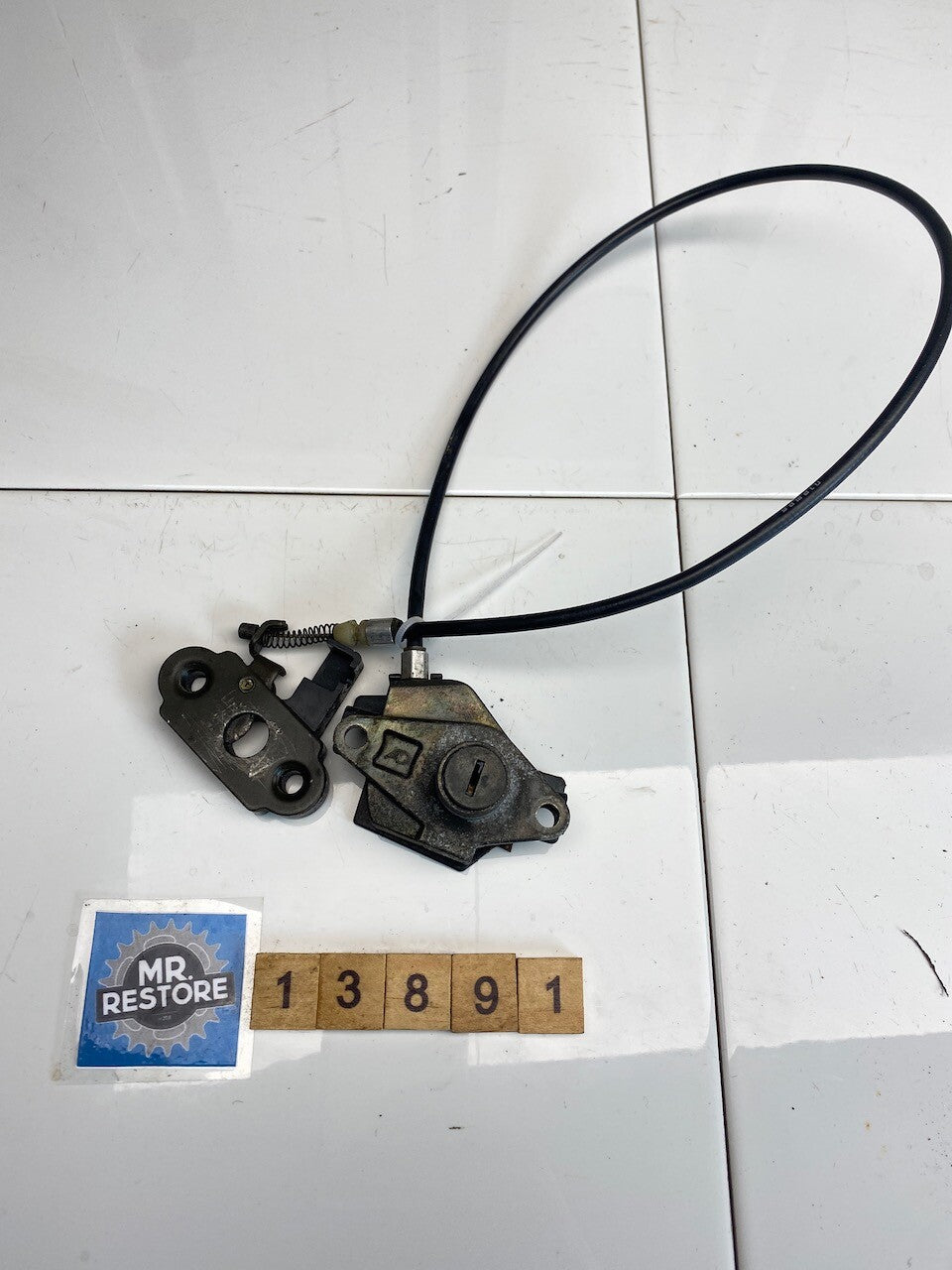 Triumph Daytona 900 Seat Latch (no key)