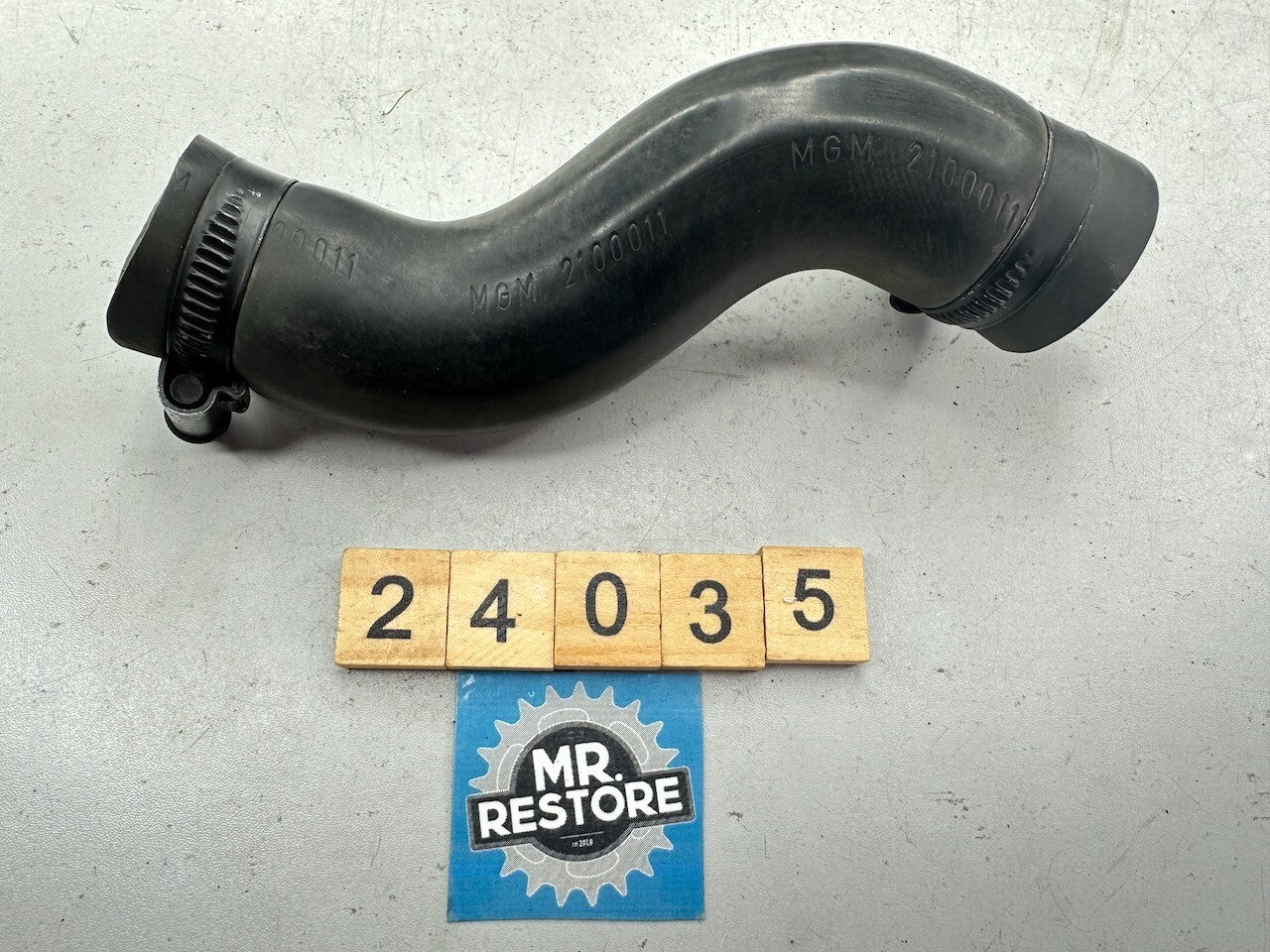 Triumph Daytona Speed Triple T300 Sprint Tiger Trident - Bottom Radiator Hose