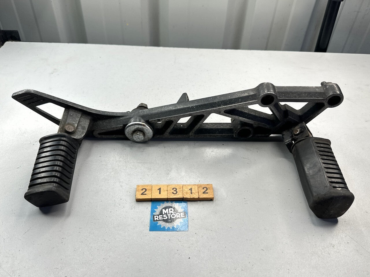 Kawasaki GPZ305 EX305 GPZ250 Belt Drive ER250 Z250 R/H Foot Rest Peg Bracket