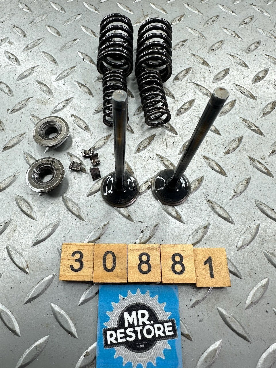 Suzuki GSXR750 88-90 Exhaust Valves / Spring / Retainer 12912-17D00 12920-17C00