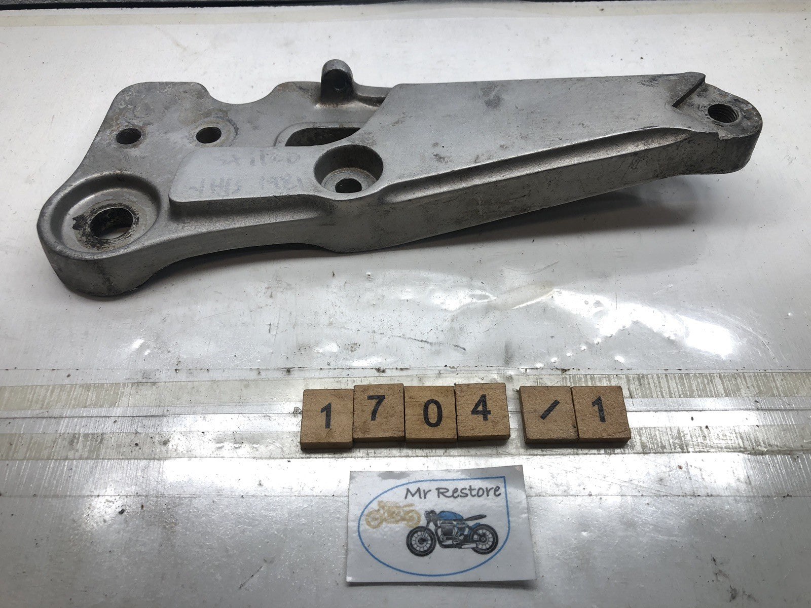SUZUKI GSX1100 1980-81 R/H footrest bracket 43811-49200
