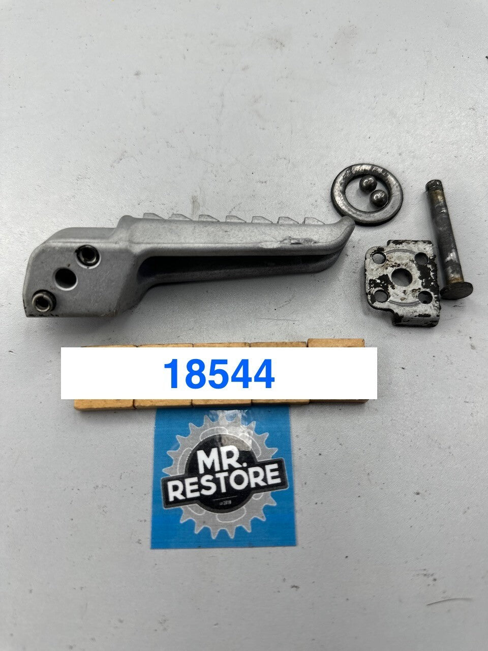Kawasaki Z1000 Z900 Z800 Z750 Z600 EX650 R/H Pillion Foot Rest Peg 34028-0005