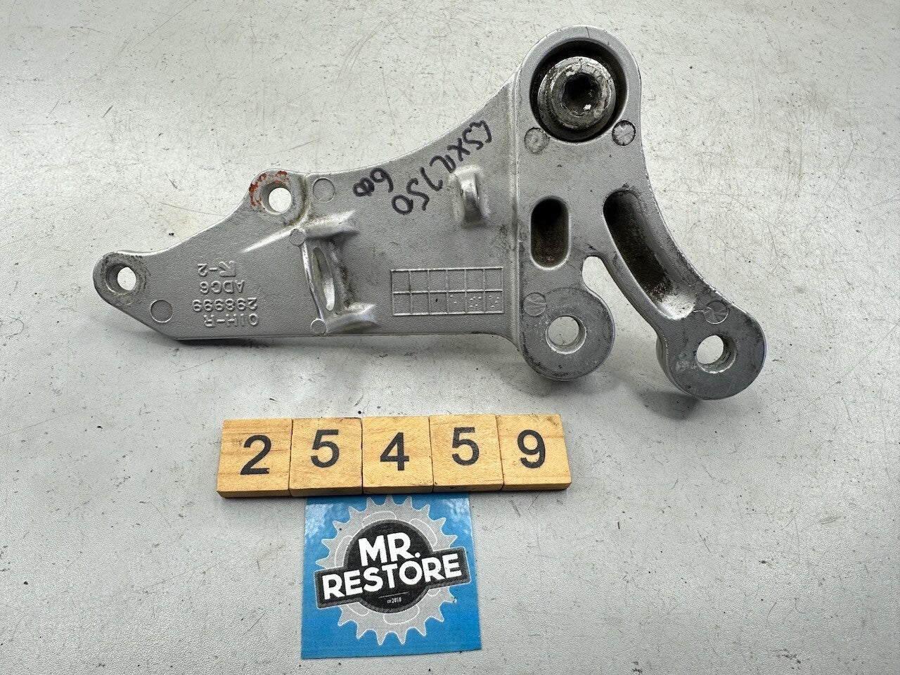 Suzuki GSXR750 GSXR600 2006-10 Front Right Foot Rest Bracket 43511-01H01