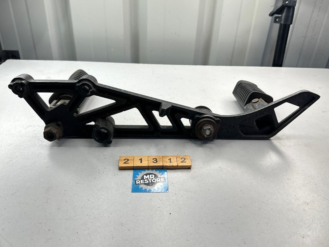 Kawasaki GPZ305 EX305 GPZ250 Belt Drive ER250 Z250 R/H Foot Rest Peg Bracket