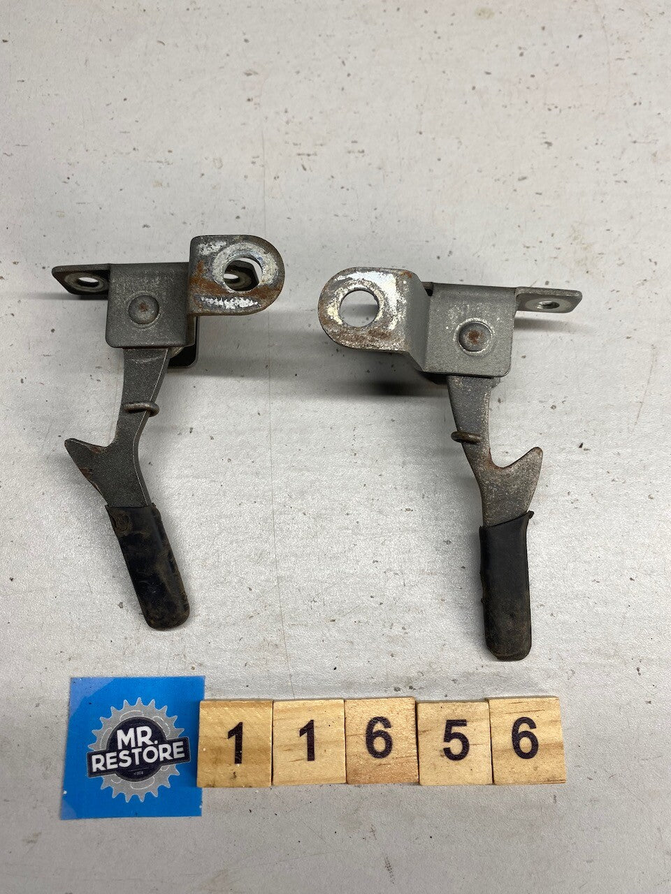 Suzuki GSX250 (and GSX400?) Seat Latches (pair)
