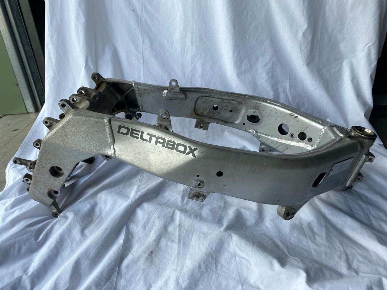 Yamaha FZR250 3LN Deltabox Frame (with Import Plate)