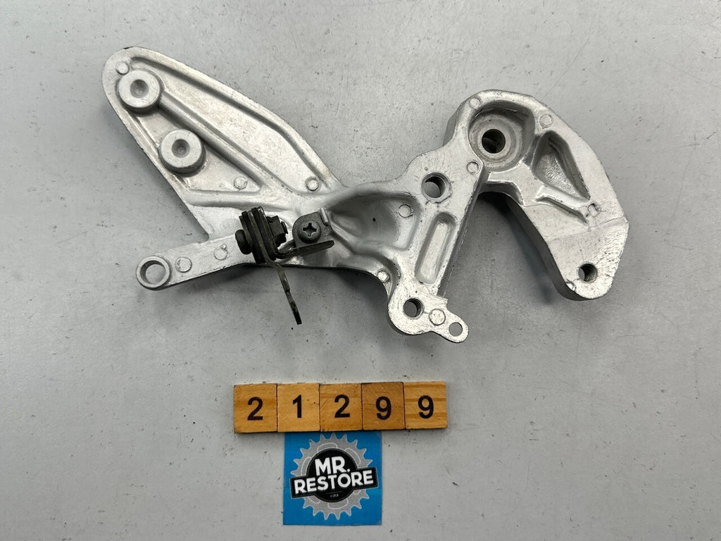 Yamaha TRX850 YZR1000R YZF750 YZF600R R/H Footrest Bracket 4FM-27443-02