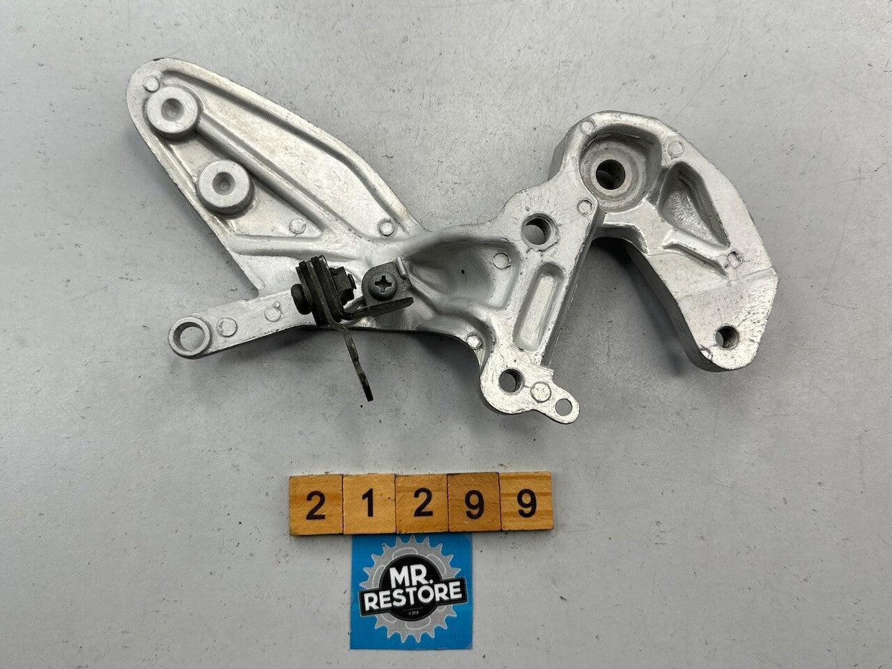 Yamaha TRX850 YZR1000R YZF750 YZF600R R/H Footrest Bracket 4FM-27443-02