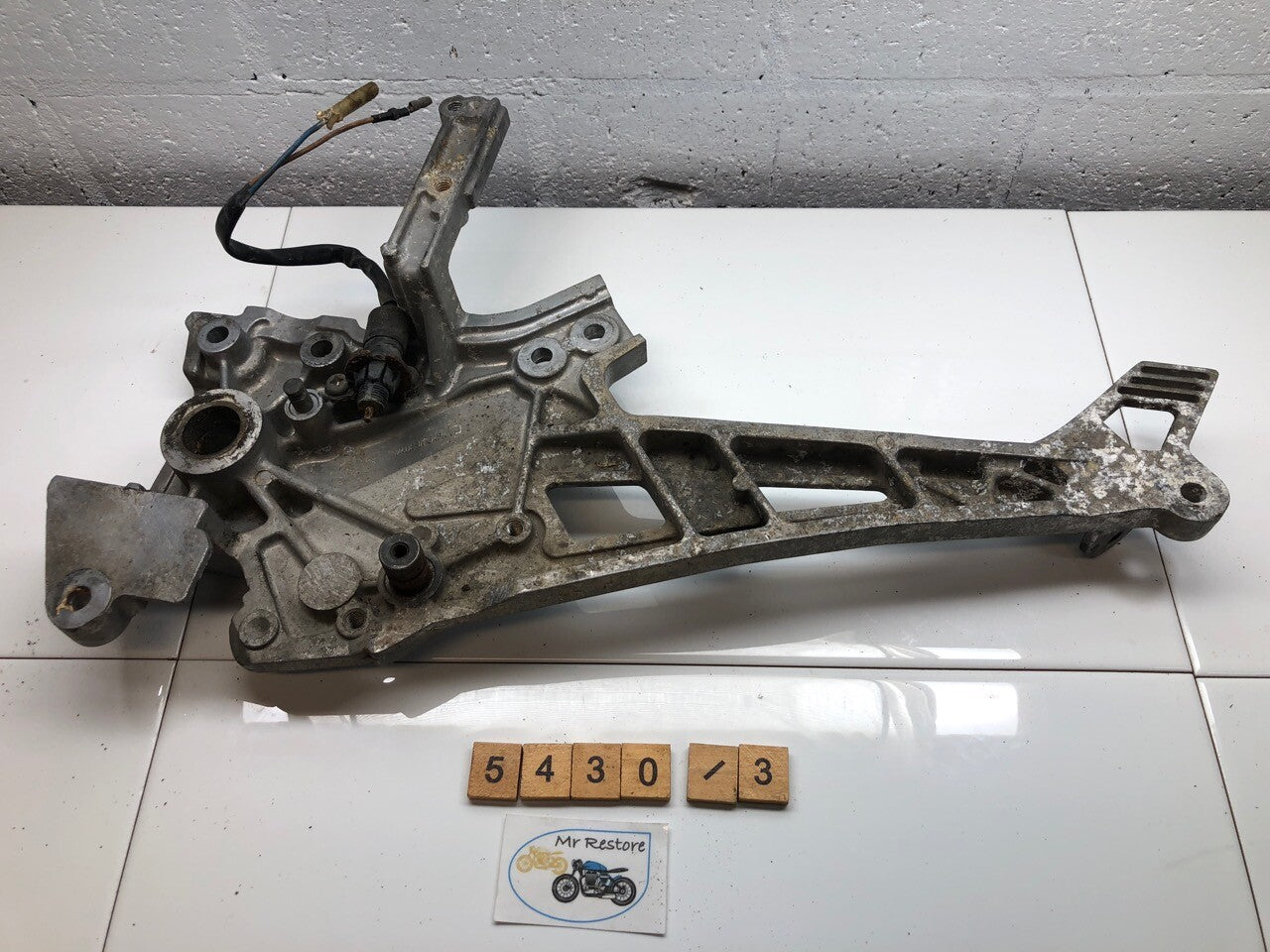 Kawasaki GPZ900R GPZ750R ZX900 R/H Footrest Bracket Hanger 35011-1210
