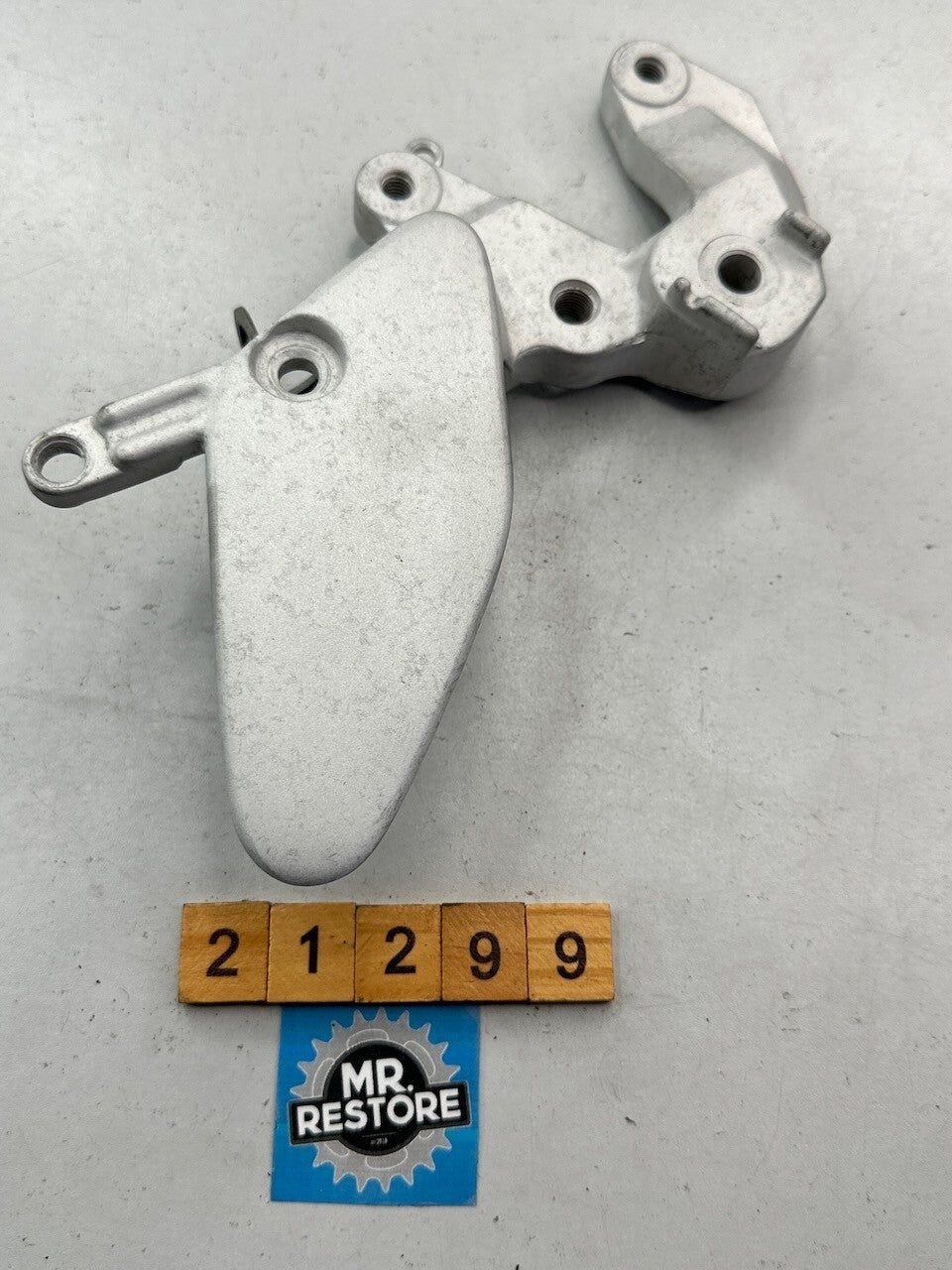 Yamaha TRX850 YZR1000R YZF750 YZF600R R/H Footrest Bracket 4FM-27443-02
