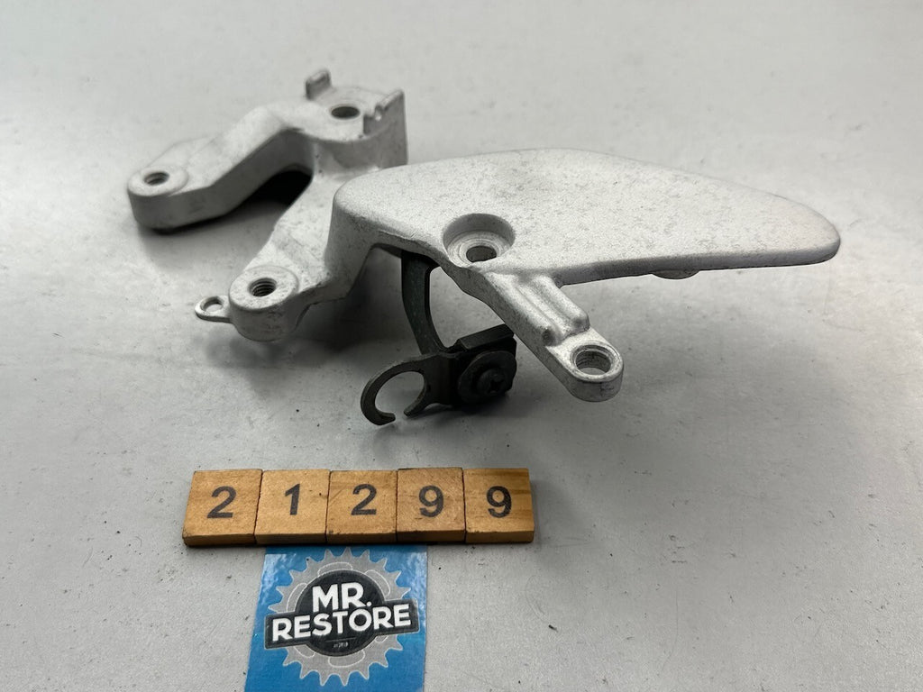 Yamaha TRX850 YZR1000R YZF750 YZF600R R/H Footrest Bracket 4FM-27443-02
