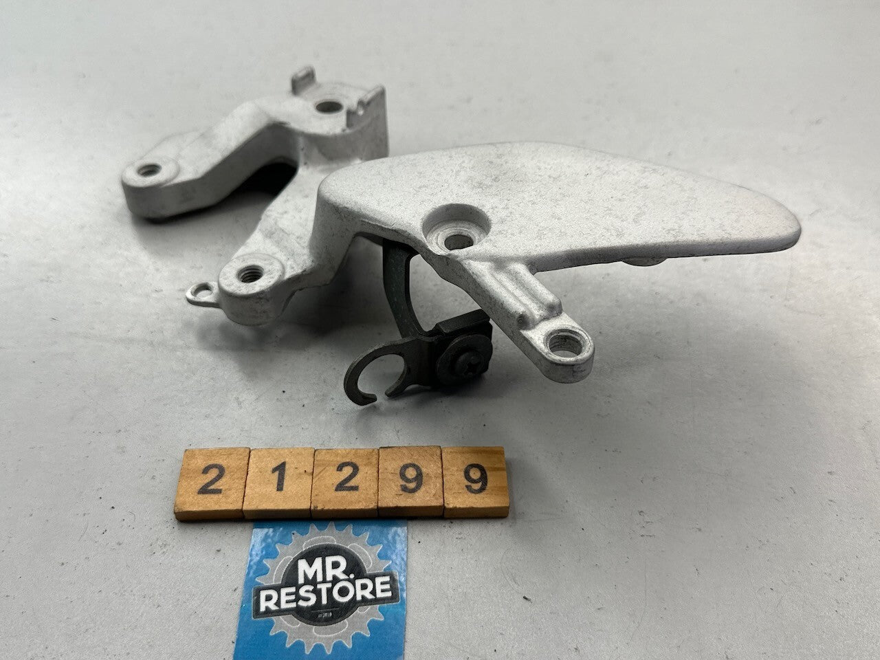 Yamaha TRX850 YZR1000R YZF750 YZF600R R/H Footrest Bracket 4FM-27443-02