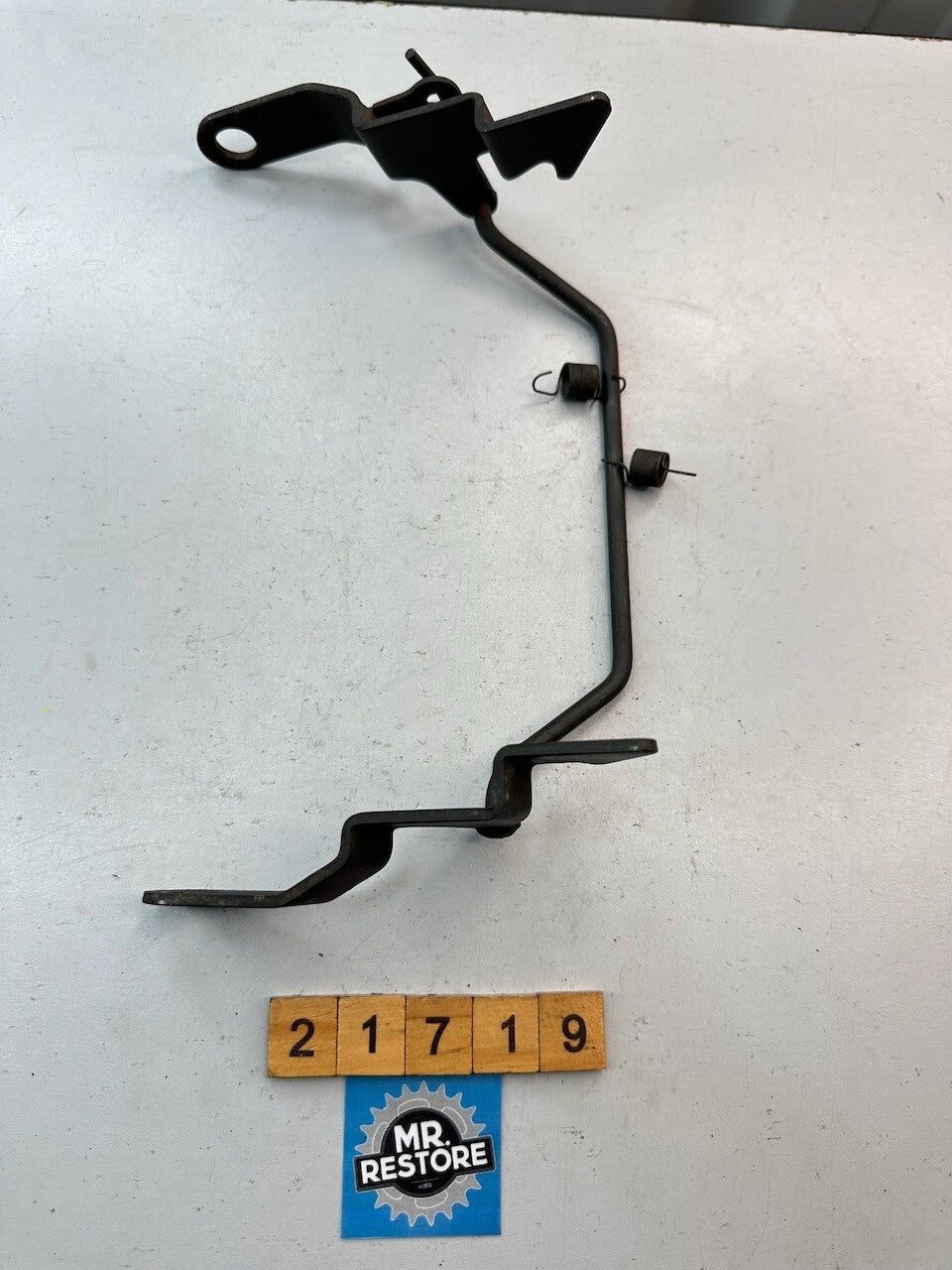 Kawasaki GPZ900R ZX900 Seat Latch Bar & Springs 27012-1321