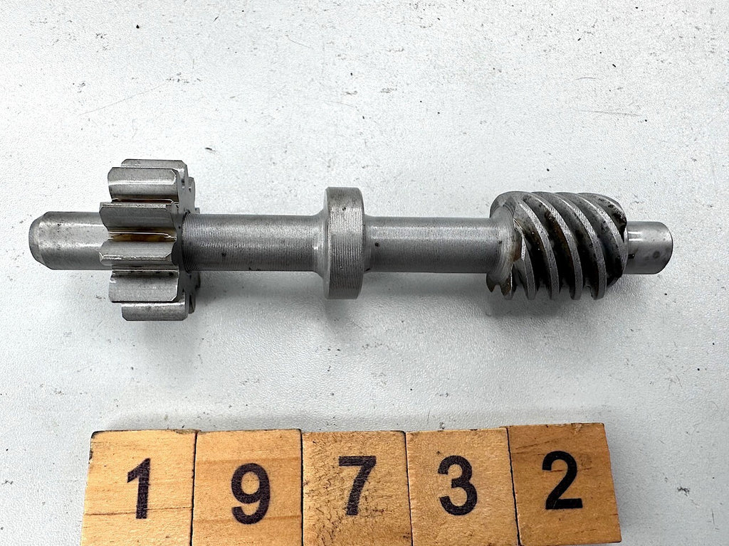 Suzuki GT250 Tachometer Pinion Drive Gear Shaft Spindle