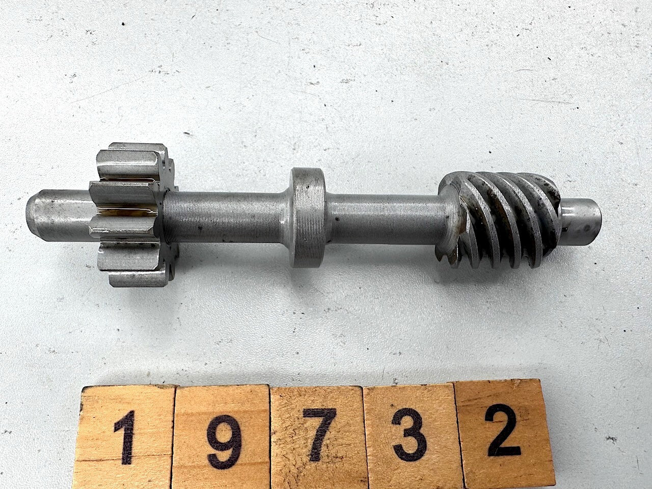 Suzuki GT250 Tachometer Pinion Drive Gear Shaft Spindle