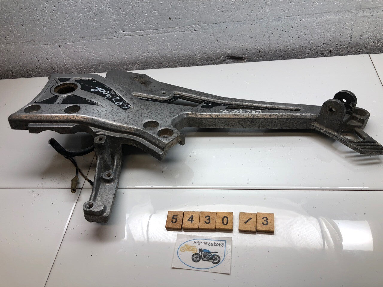 Kawasaki GPZ900R GPZ750R ZX900 R/H Footrest Bracket Hanger 35011-1210