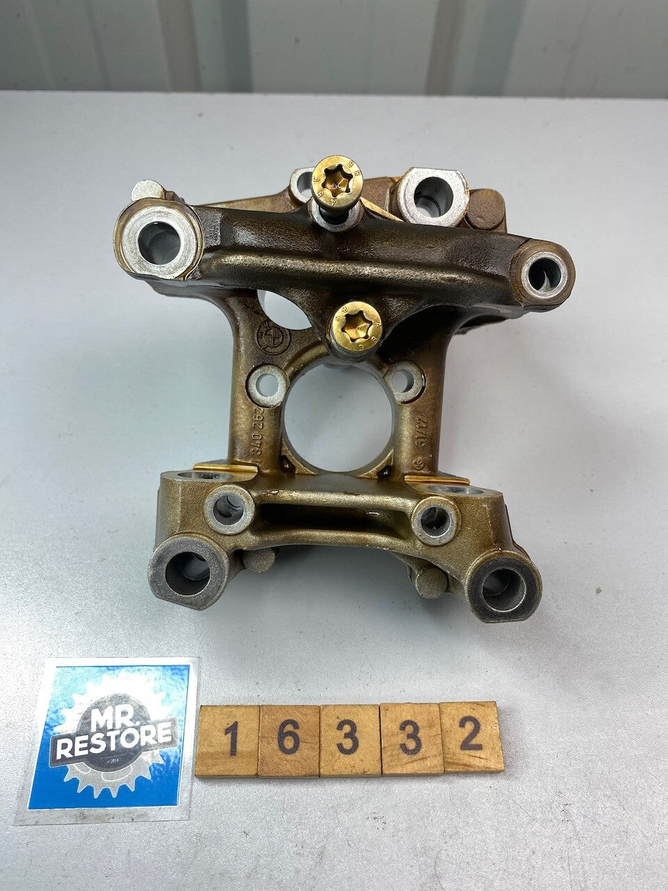BMW R1200 R1150 R1100 R850 259 R/H Camshaft Supporting Bracket 11 33 7 670 600