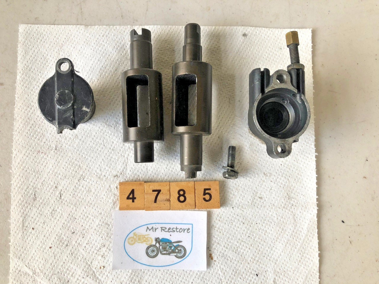 Suzuki RG250 Exhaust Valves & guides 11256-40A00-000  11257-40A00-000 - Genuine
