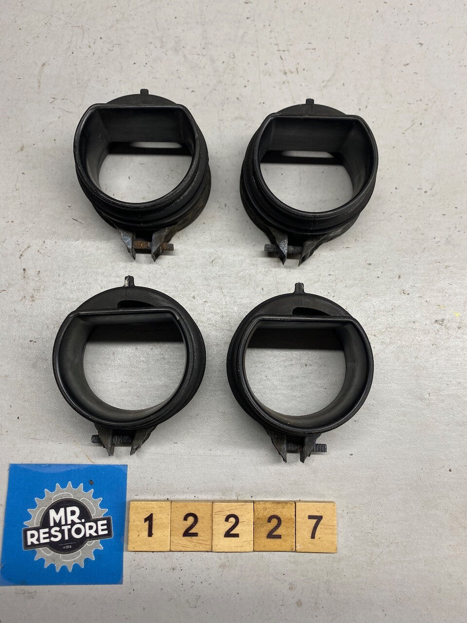 Suzuki RF900 Carb Holders & Clips (set) 13881-31E00 09402-58208