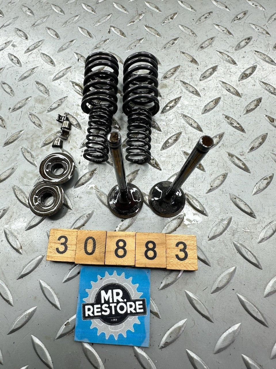 Suzuki GSXR750 88-90 Exhaust Valves / Spring / Retainer 12912-17D00 12920-17C00