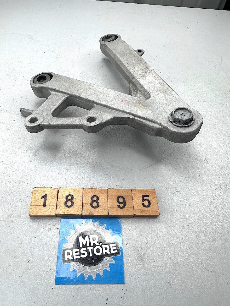 Honda CBR250RR MC22 R/H Footrest Foot Peg Bracket & Fixings 50600-KAZ