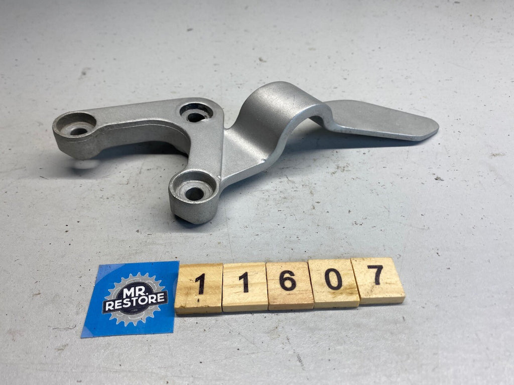 Yamaha FZR250 2KR 3HX1 R/H Foot Rest Bracket 2KR-27443