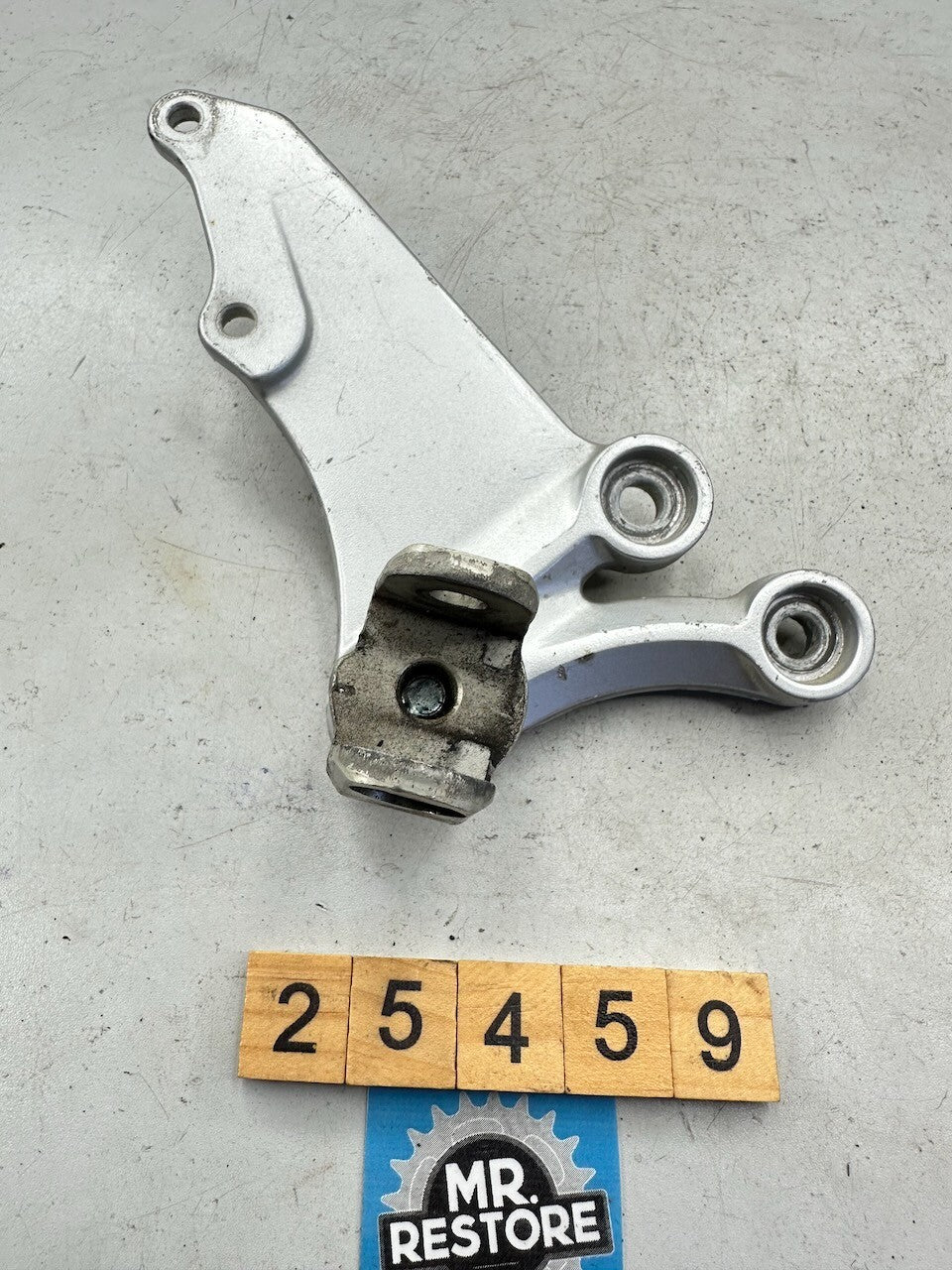 Suzuki GSXR750 GSXR600 2006-10 Front Right Foot Rest Bracket 43511-01H01