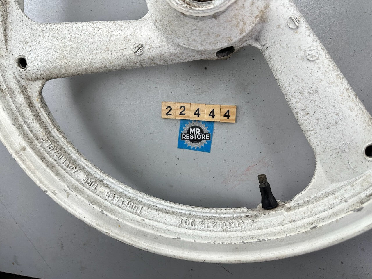Yamaha TZR250 1KT 2MA Front Wheel 17 x 2.15 (F-33)