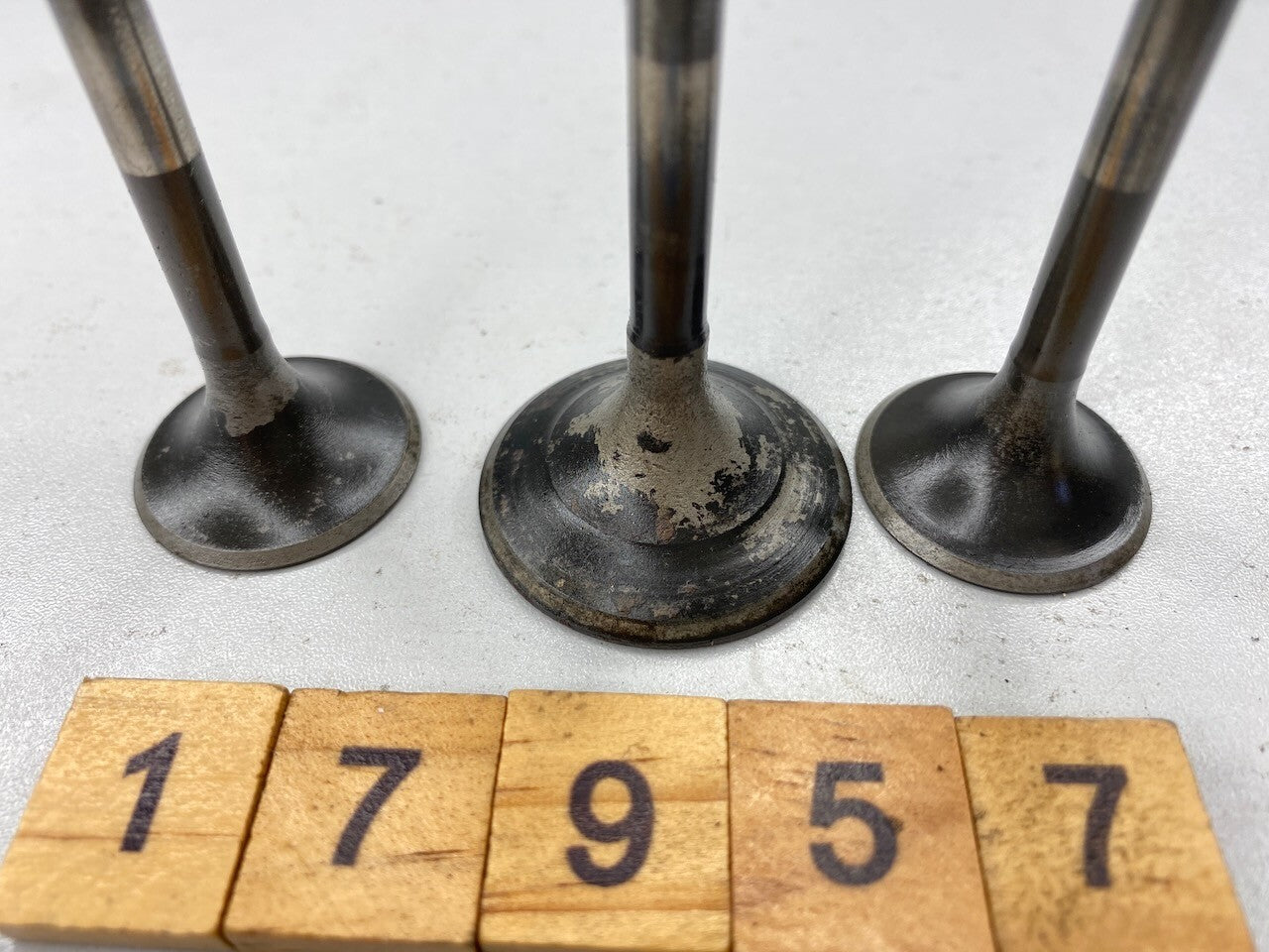 Honda XLV750R Exhaust & Intake Valve Set 14711-MG7 x 2 & 14721-MG7 x 1