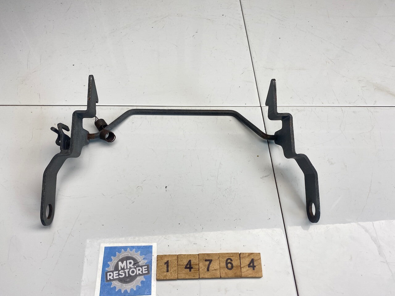 Kawasaki GPZ900R ZX900 Seat Latch Bar & Springs 27012-1321