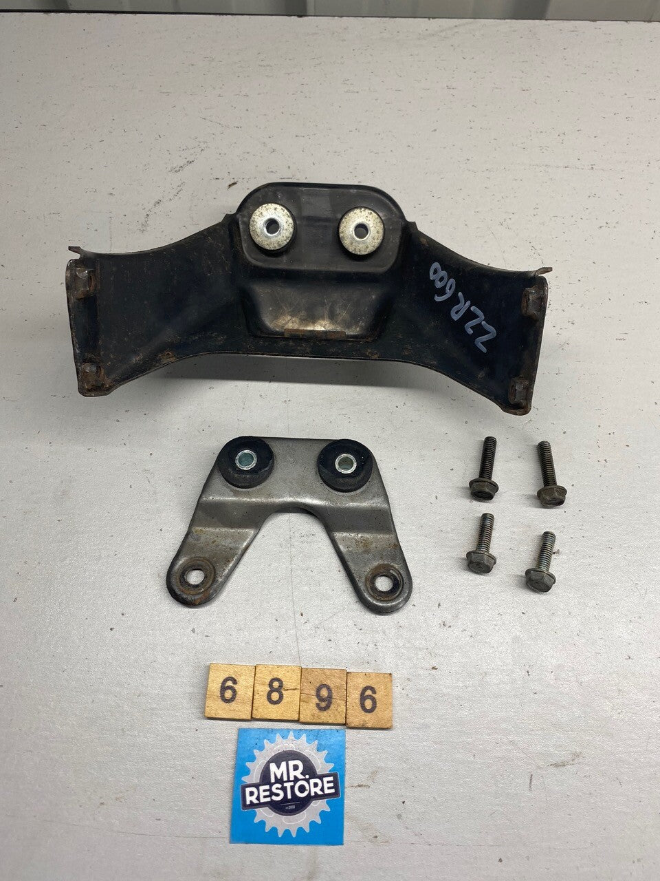 Kawasaki ZZR600 Fuel Gas Tank Mounts & Fixings