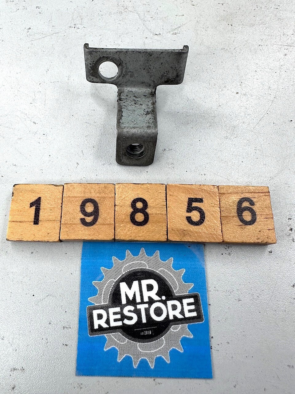 Yamaha V90 T 1982 R/H Side Cover Bracket