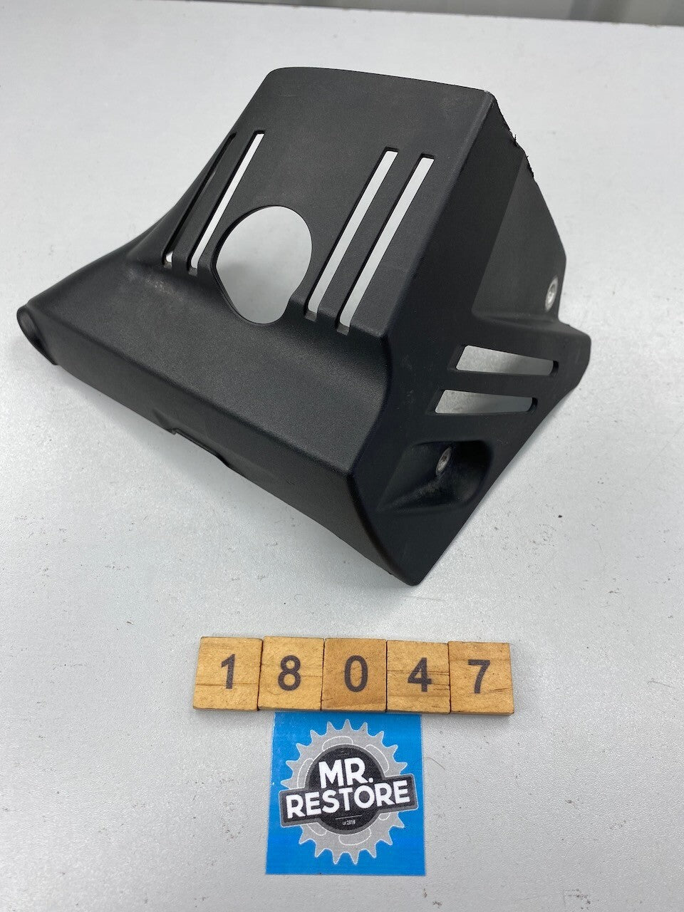 BMW R1200GS R1200RT R1200R R/H Lower Cylinder Cover 12137653138