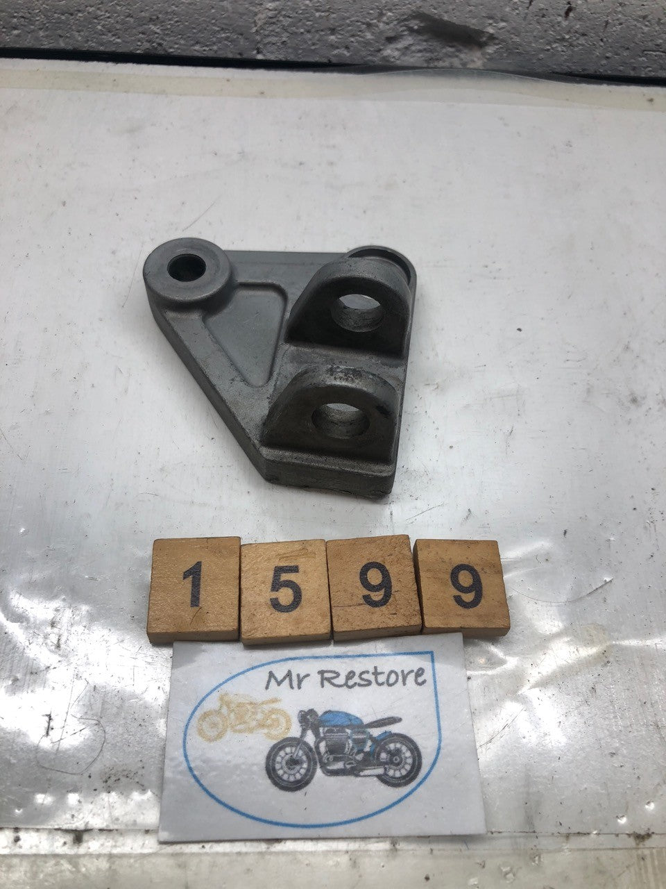 KAWASAKI GPZ600 LH FOOTREST Bracket assy 85-89 35011-1244