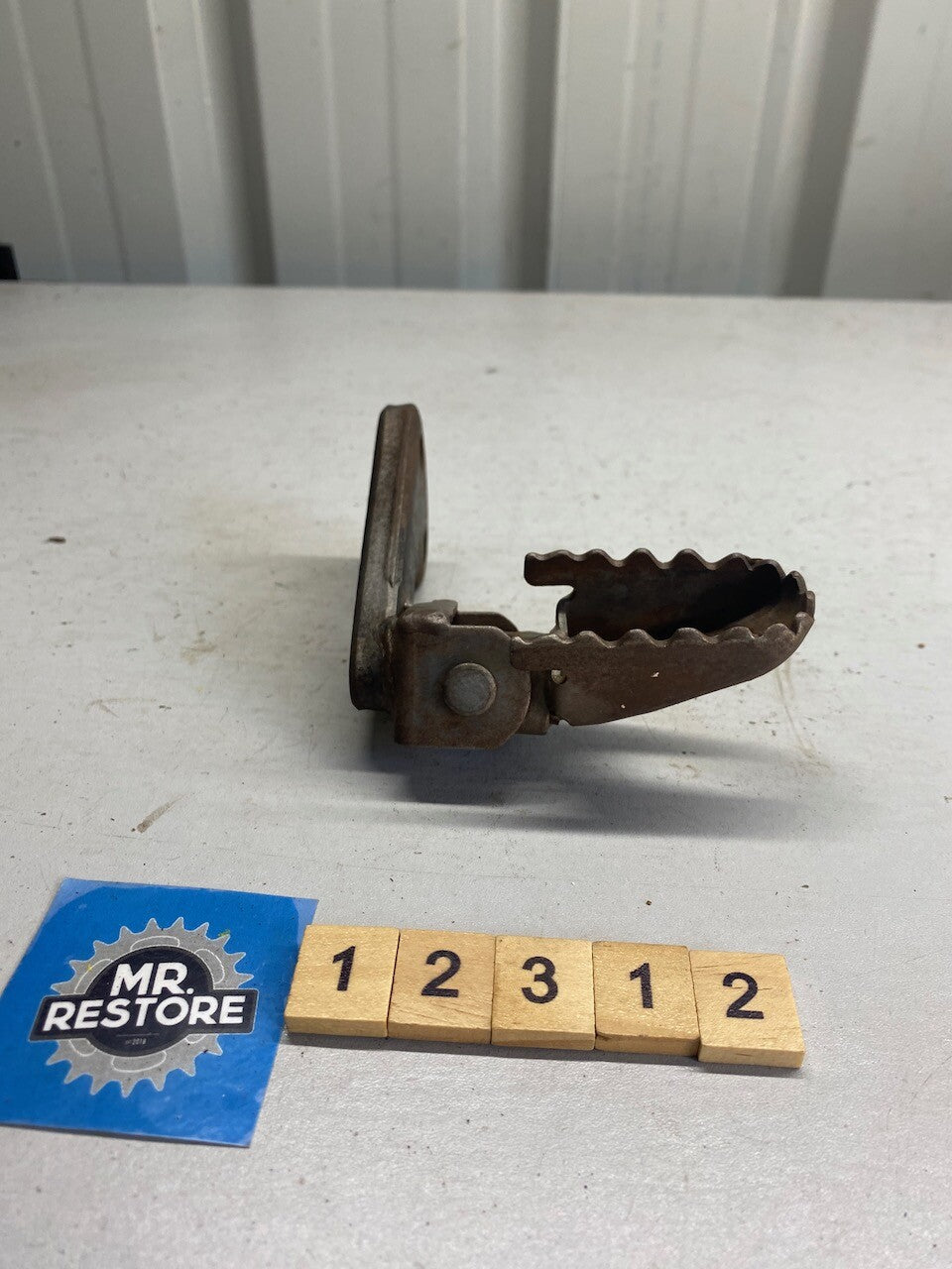 Yamaha XT550 L/H Foot Rest & Bracket 5Y1-27412-02-R4