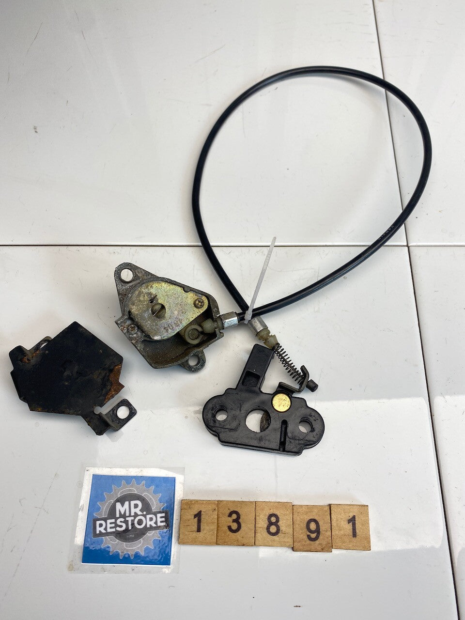 Triumph Daytona 900 Seat Latch (no key)