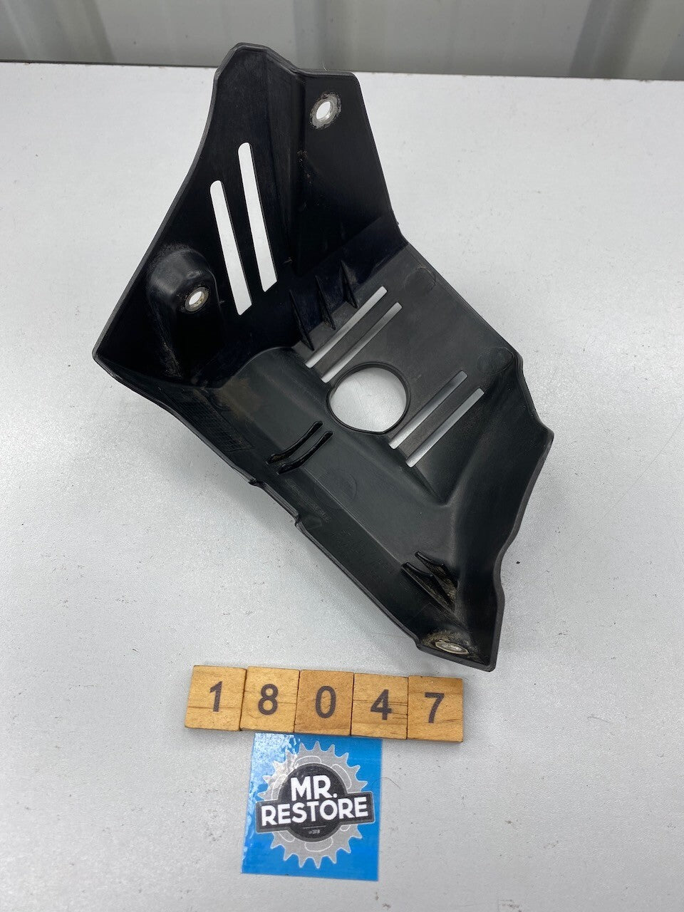 BMW R1200GS R1200RT R1200R R/H Lower Cylinder Cover 12137653138