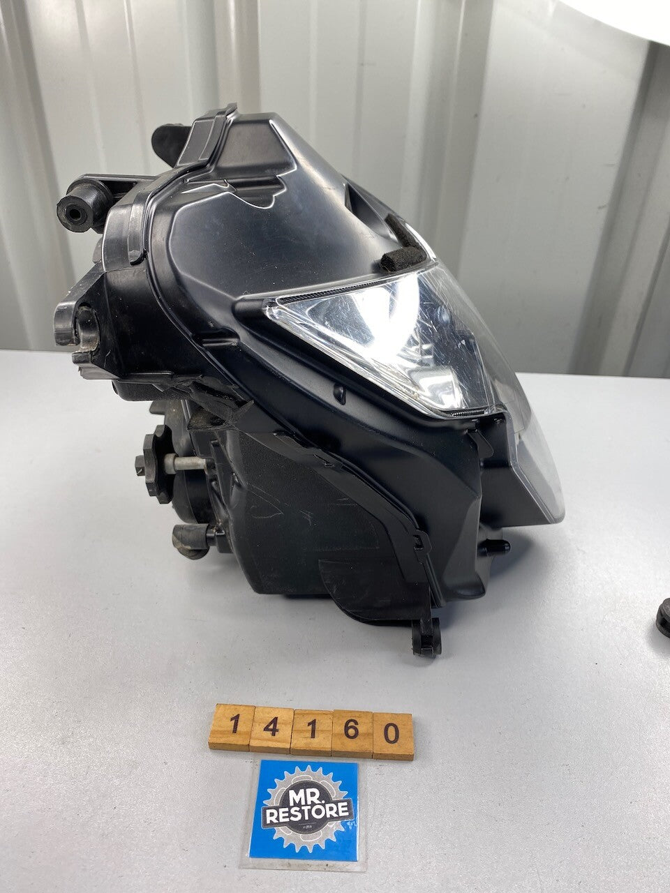 Suzuki GSXR750 GSXR600 Headlight 2004-2005 35100-29G20-999 (Mounts damaged)