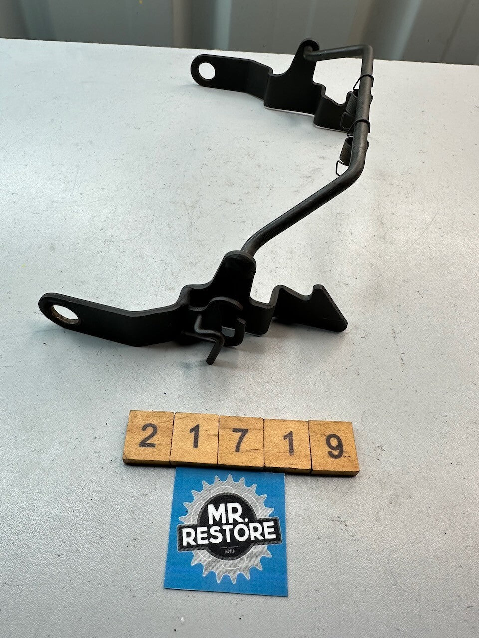 Kawasaki GPZ900R ZX900 Seat Latch Bar & Springs 27012-1321