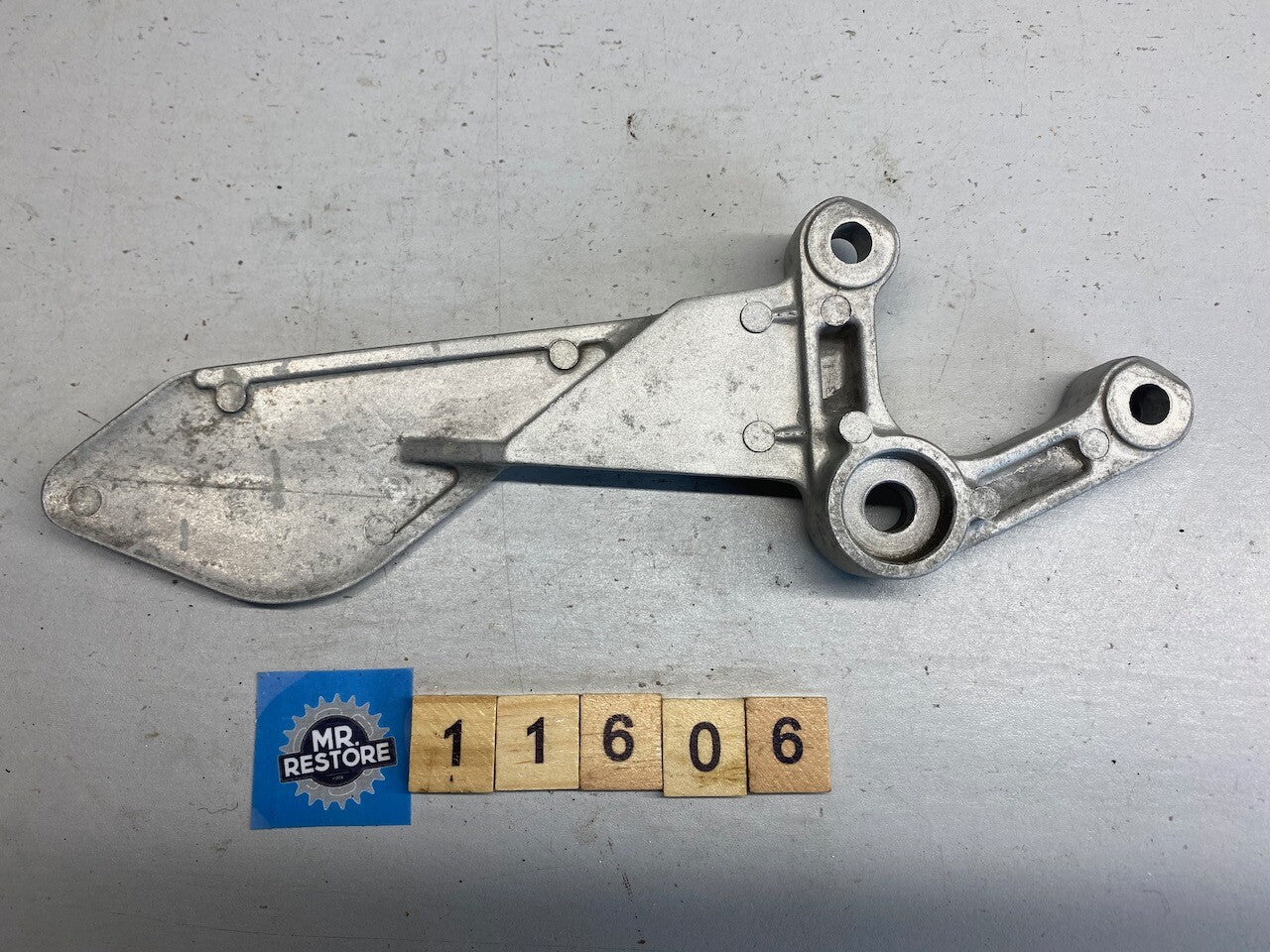Yamaha FZR250 2KR 3HX1 L/H Foot Rest Bracket 2KR-27442