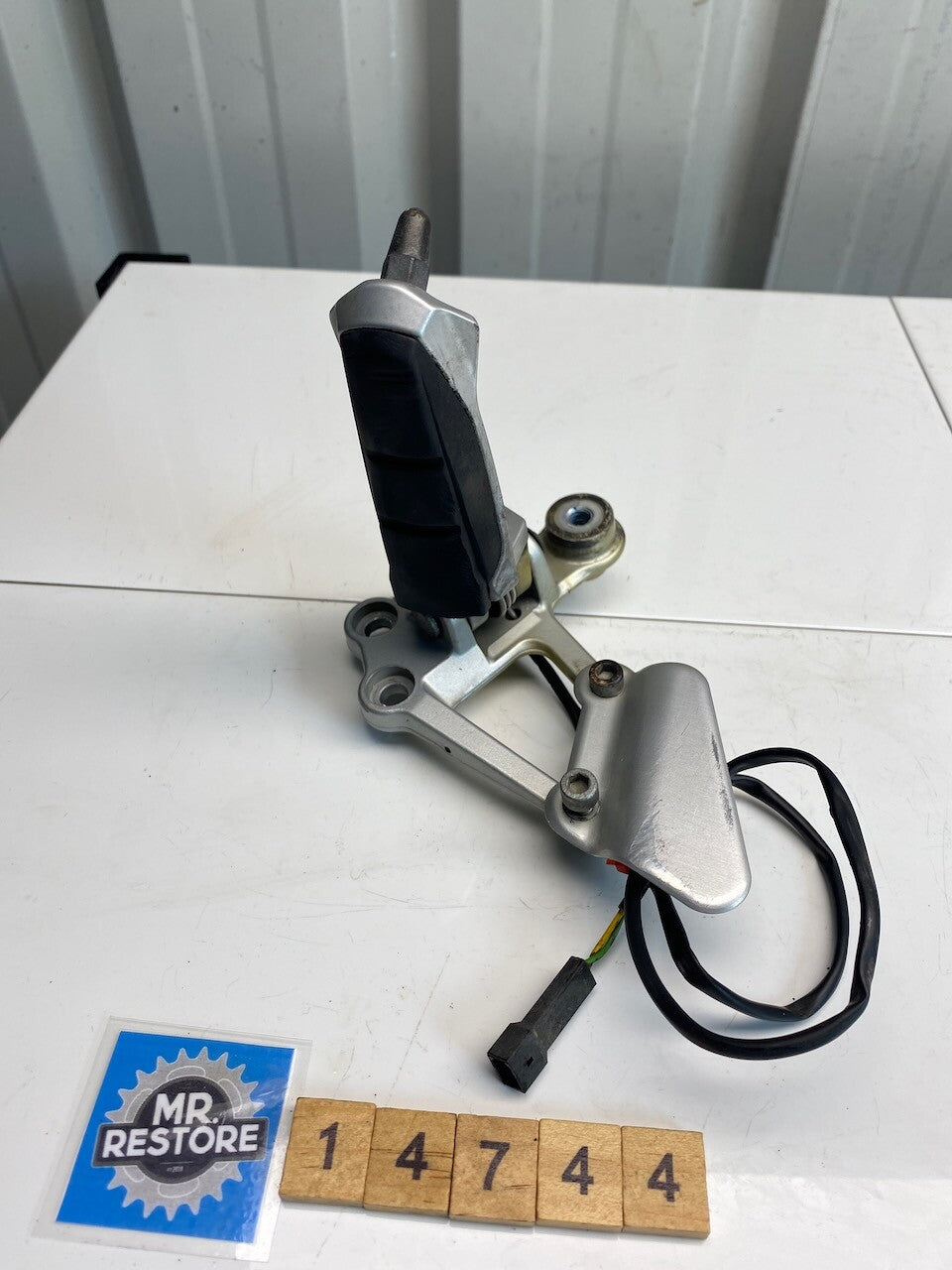BMW R1100S 259S Riders Foot Rest Assembly R/H 1998-2005 - 46712331236